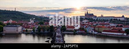 Scenic antenna estate panorama della città vecchia architettura a Praga, Repubblica Ceca. Tegole rosse panorama di Praga Città Vecchia. Prague Old Town Squ Foto Stock