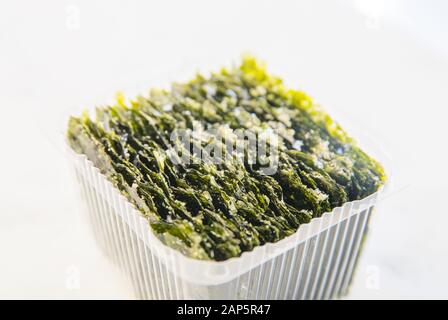 Croccanti alghe secche sul tavolo - Immagine Foto Stock