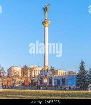 Kiev, Ucraina - 3 gennaio 2020: Un frammento della piazza centrale (Maidan) e una vista del Monumento all'Indipendenza - una colonna trionfale. Nella parte posteriore Foto Stock