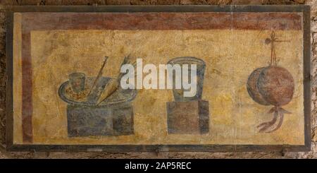 Roma. Italia. Ostia Antica. Caseggiato del Termopolio, Thermopolium (Casa del Bar). Verniciatura dei prodotti alimentari eventualmente disponibili al bar. Foto Stock