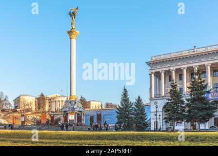 Kiev, Ucraina - 3 gennaio 2020: Un frammento della piazza centrale (Maidan) e una vista del Monumento all'Indipendenza - una colonna trionfale. Nella parte posteriore Foto Stock