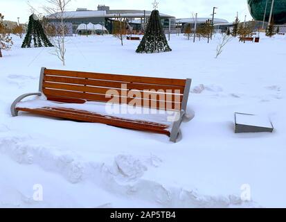 La panca del parco è coperta da neve pesante. Molta neve ad Astana. Foto Stock