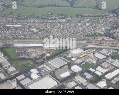 Area industriale del falegname di vicinato e BART cantiere è visibile in una veduta aerea della East Bay area di San Francisco Bay Area, Union City, California, 8 gennaio 2020. () Foto Stock