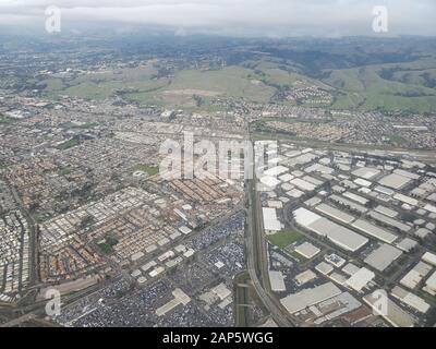 Area industriale del falegname di vicinato e BART cantiere è visibile in una veduta aerea della East Bay area di San Francisco Bay Area, Union City, California, 8 gennaio 2020. () Foto Stock