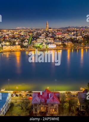 Crepuscolo, Reykjavik, Islanda. Questa immagine viene girato utilizzando un drone Foto Stock