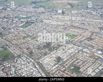 Area industriale del falegname di vicinato e BART cantiere è visibile in una veduta aerea della East Bay area di San Francisco Bay Area, Union City, California, 8 gennaio 2020. () Foto Stock