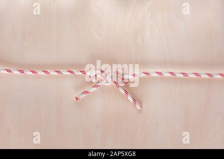 Nodo di nave di curvatura di Carrick su sfondo di legno Foto Stock