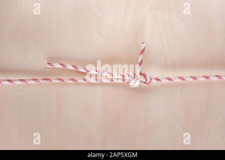 Doppio foglio di piegatura nave nodo su sfondo di legno Foto Stock