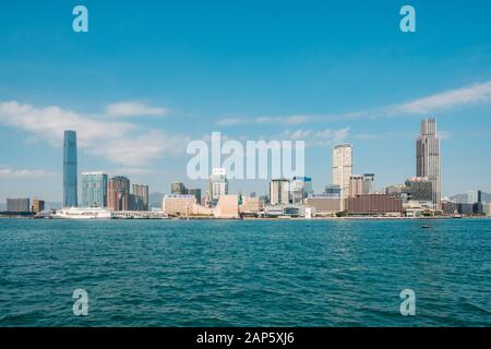 Hong Kong Cina - Novembre 2019: Skyline e la vista della costa di Hong Kong e Kowloon e Tsim Sha Tsui Foto Stock