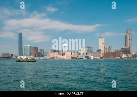 Hong Kong Cina - Novembre 2019: Skyline e la vista della costa di Hong Kong e Kowloon e Tsim Sha Tsui Foto Stock