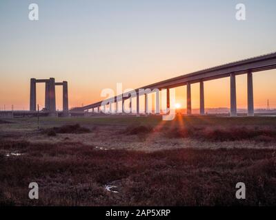 Elmley, Kent, Regno Unito. Xxi gen, 2020. Regno Unito: Meteo tramonto dietro il ponte Kingsferry (sinistra) e attraversamento Sheppey in Kent. Credito: James Bell/Alamy Live News Foto Stock
