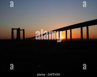 Elmley, Kent, Regno Unito. Xxi gen, 2020. Regno Unito: Meteo tramonto dietro il ponte Kingsferry (sinistra) e attraversamento Sheppey in Kent. Credito: James Bell/Alamy Live News Foto Stock