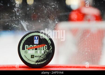 Losanna, Svizzera. Xxi gen, 2020. Una fotografia del hockey su ghiaccio puck utilizzato nelle partite di hockey su ghiaccio in inverno 2020 Olimpiadi della Gioventù a losanna svizzera. Credito: Christopher Prelievo/ZUMA filo/Alamy Live News Foto Stock