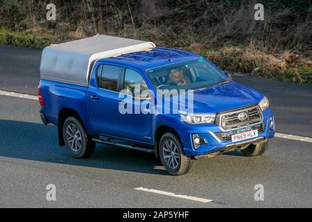 2019 blu Toyota Hilux Invincib X D-4d4Wd; traffico veicolare, trasporti, moderne berline, a sud dell'autostrada M61, Manchester, Regno Unito Foto Stock