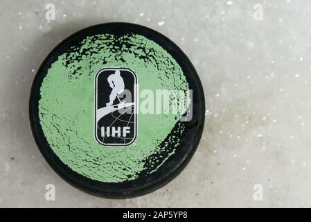 Losanna, Svizzera. Xxi gen, 2020. Una fotografia del hockey su ghiaccio puck utilizzato nelle partite di hockey su ghiaccio in inverno 2020 Olimpiadi della Gioventù a losanna svizzera. Credito: Christopher Prelievo/ZUMA filo/Alamy Live News Foto Stock