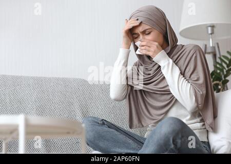 Donna Araba Malata Che Soffre Di Mal Di Testa E Naso Che Cola A Casa Foto Stock