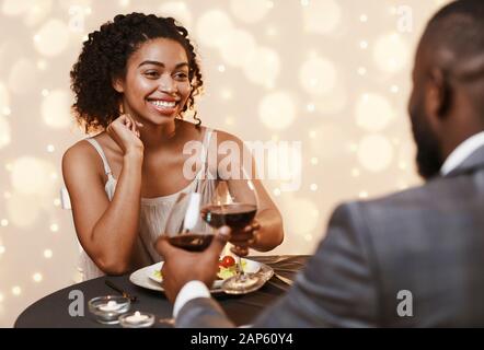 Bella donna entusiasta che ascolta il suo ragazzo in data Foto Stock