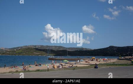 Bagnanti sulla spiaggia di Cannigione, Sardegna, Italia Foto Stock