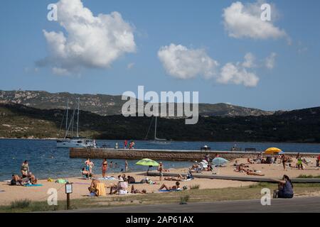 Bagnanti sulla spiaggia di Cannigione, Sardegna, Italia Foto Stock