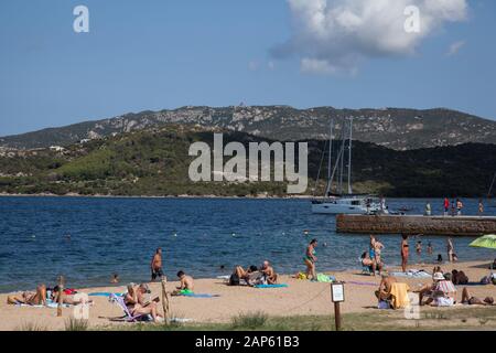 Bagnanti sulla spiaggia di Cannigione, Sardegna, Italia Foto Stock