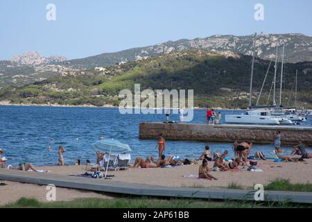 Bagnanti sulla spiaggia di Cannigione, Sardegna, Italia Foto Stock