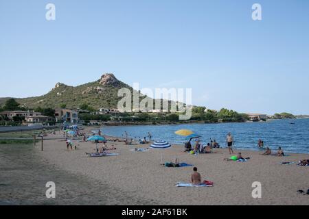 Bagnanti sulla spiaggia di Cannigione, Sardegna, Italia Foto Stock