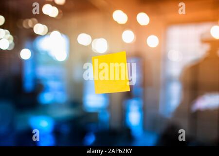 Auto note adesive bloccato sul vetro dell'ufficio. Concetto di brainstorming. Foto Stock