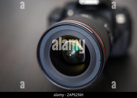 Fotocamera reflex digitale isolato su uno sfondo nero. Nero fotocamera reflex digitale isolato. Fotocamera o obiettivo video di close-up su sfondo nero obiettivo reflex digitale Foto Stock