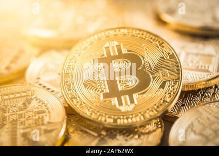 Bitcoin moneta in oro. Concetto Cryptocurrency. Moneta virtuale dello sfondo. Foto Stock