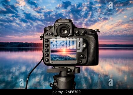 Fotografia Visualizza fotocamera fotografo lente lente video foto vetro digitale sfocata paesaggio di messa a fuoco di colore fotografico concetto tramonto lago di acqua "vacatio Foto Stock