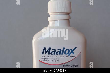 Milano, Italia - CIRCA NEL DICEMBRE 2019: Maalox bottiglia antiacido (versione italiana) Foto Stock