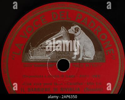 Milano, Italia - CIRCA NEL DICEMBRE 2019: Vintage 78 giri il disco in gomma lacca di La Voce del Padrone (traduzione: la sua voce del padrone) Etichetta discografica Foto Stock