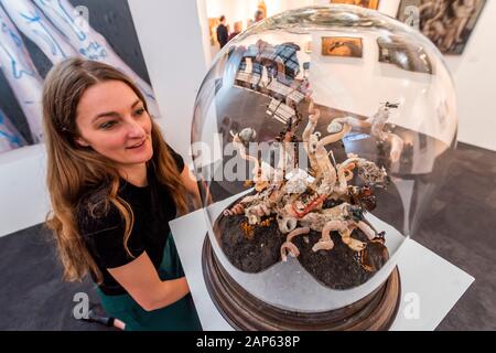 Islington, Londra, Regno Unito. 21st Gen 2020. Un'Eruzione di Tessa Farmer nella galleria Bo-Lee - la London Art Fair, al Business Design Centre di Islington. Include gallerie internazionali che vendono opere d'arte moderne e contemporanee. Credito: Guy Bell/Alamy Live News Foto Stock