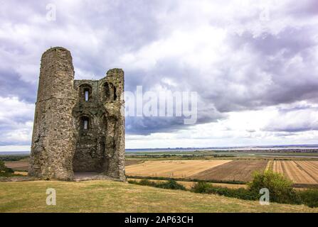 Rovine Del Castello Di Hadleigh Che Si Affaccia Su Un Campo Agricolo In Un Giorno Nuvoloso, Overcast Summers Day Foto Stock