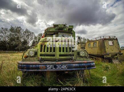 Primo piano dei Vecchi Veicoli militari lasciati Abbandonati in un campo Agricolo Foto Stock