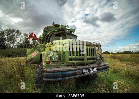 Primo piano di un Vecchio Veicolo militare lasciato Abbandonato in un campo Agricolo Foto Stock