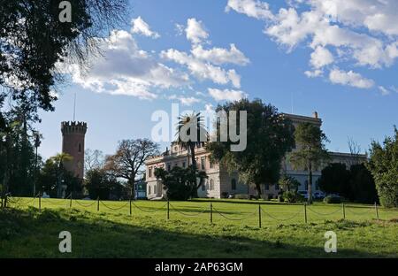 Roma, ITALIA - 28 DICEMBRE 2019: Esterno dell'Ambasciata egiziana, alias Villa Savoia, nel parco pubblico di Villa Ada Foto Stock