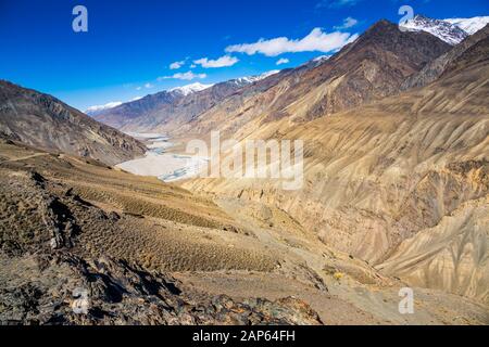Fiume Bartang e Valle nelle montagne di Pamir Tajikistan Foto Stock
