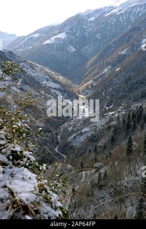 vista innevata sulla valle galyana di maçka trabzon turchia Foto Stock