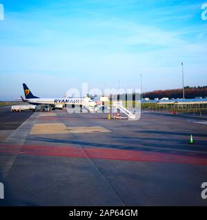 Modlin, Polonia - 17 novembre 2019: Preparazione per l'imbarco su Ryanair in aeroporto di Varsavia Modlin in Polonia. Ryanair opera su oltre 300 aerei e. Foto Stock