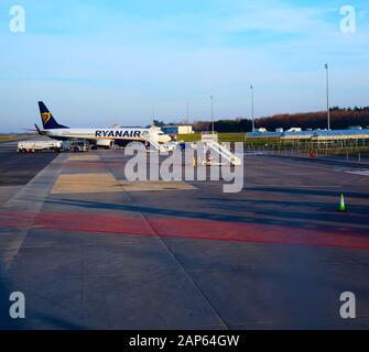 Modlin, Polonia - 17 novembre 2019: Preparazione per l'imbarco su Ryanair in aeroporto di Varsavia Modlin in Polonia. Ryanair opera su oltre 300 aerei e. Foto Stock