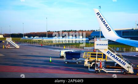 Modlin, Polonia - 17 novembre 2019: Preparazione per l'imbarco su Ryanair in aeroporto di Varsavia Modlin in Polonia. Ryanair opera su oltre 300 aerei e. Foto Stock