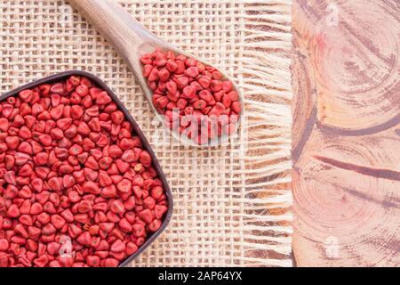 Semi di achiote, provenienti dall'America centrale e in alcune parti del sud america è utilizzato per alimentare la stagione Foto Stock