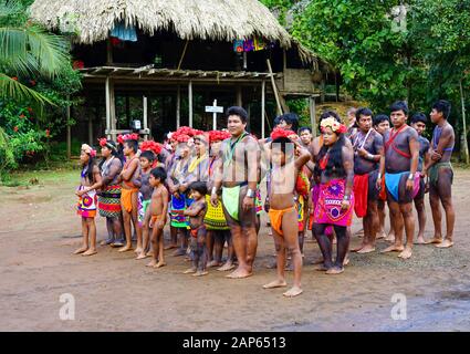 Foto di gruppo di tutto il villaggio al villaggio, Embera Puru Village a Panama, comunità indigena sul lago Alajuela nel Parco Nazionale Chagres Foto Stock