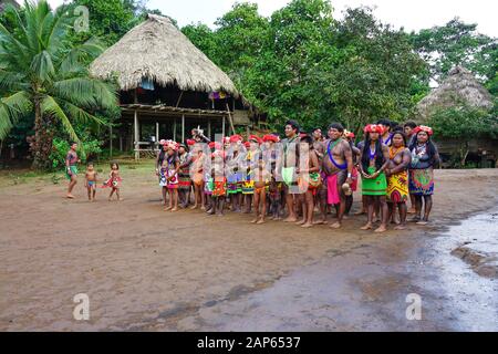 Foto di gruppo di tutto il villaggio al villaggio, Embera Puru Village a Panama, comunità indigena sul lago Alajuela nel Parco Nazionale Chagres Foto Stock