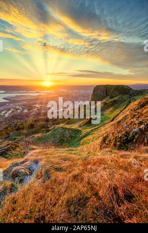 Gloriosa mattina Alba da Cavehill a Belfast con fredda vista frosty su Belfast, Irlanda del Nord e oltre Foto Stock