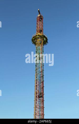 Giro in caduta libera della torre di caduta nel parco divertimenti Foto Stock