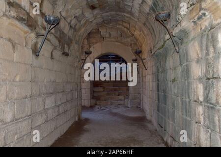 Merida in Spagna. Anfiteatro Romano. Tunnel di pietra con torce Foto Stock