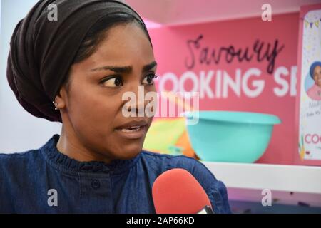 Nadiya Hussain. Wilton Bradley Stand, Toy Fair, Olympia, Kensington, Londra. Regno Unito Foto Stock