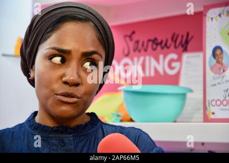 Nadiya Hussain. Wilton Bradley Stand, Toy Fair, Olympia, Kensington, Londra. Regno Unito Foto Stock